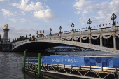 Rio Sena nos arredores da ponte Alexandre 3