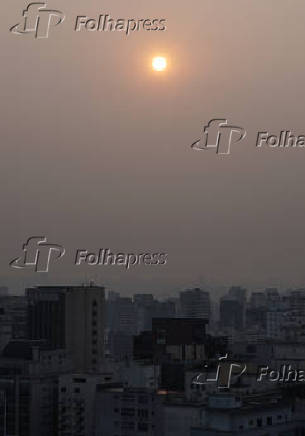 Pr do sol em meio a poluio de So Paulo