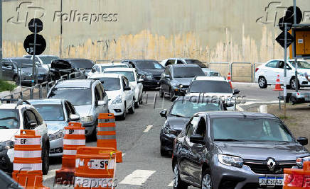 Motoristas enfrentam lentido no acesso para a rodoviria do Tiet