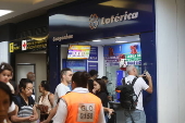 Movimentao de apostadores na lotrica do aeroporto de Congonhas