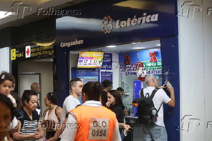 Movimentao de apostadores na lotrica do aeroporto de Congonhas