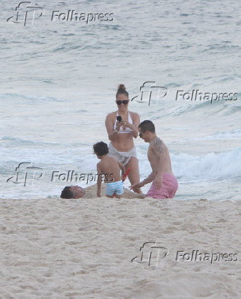 Jennifer Lopez com o namorado e filhos vo a praia de Ipanema - 25/06/12