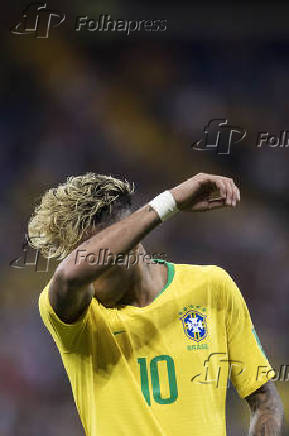 Copa Russia 2018.  Brasil e Suica empatam em 1 x 1 no estadio Arena Rostov. Neymar enxuga rosto no primeiro tempo