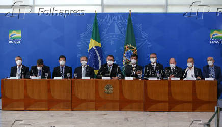 Bolsonaro e ministros durante coletiva sobre o coronavrus