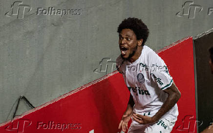Luiz Adriano, do Palmeiras, comemora seu gol