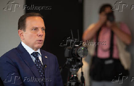 Folhapress Fotos Doria dá entrevista no escritório do governo