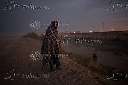 Migrant man searches for entry into the U.S. from Mexico in Ciudad Juarez