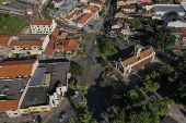  Vista de drone de moradias na cidade com a Antiga Estao Ferroviria abaixo