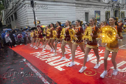 Desfile anual do dia de ao de graas da macy's acontece na cidade de nova york