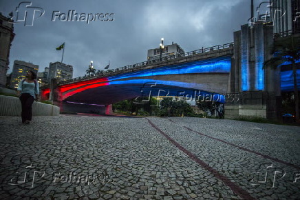 Viaduto do Ch com iluminao especial nas cores da bandeira na Frana