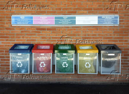 Lixeiras com separao para lixo reciclvel na estao Jurubatuba da CPTM