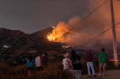 Firefighters battle 'Airport Fire' wildfire in California