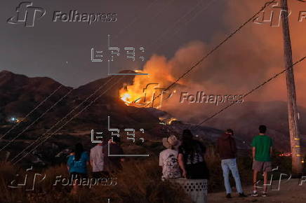 Firefighters battle 'Airport Fire' wildfire in California