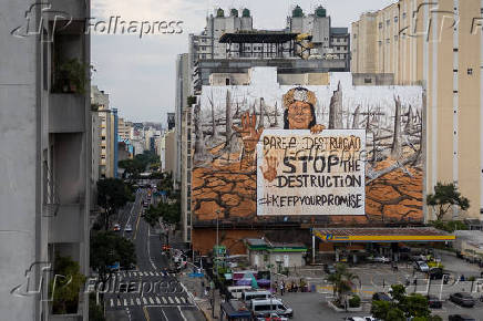 Mural 'Pare a Destruio', do artista Mundano em (SP)