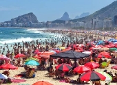 Praia de Copacabana lotada com banhistas e turistas