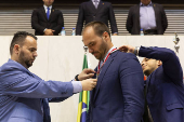Gil Diniz condecora o deputado federal Eduardo Bolsonaro