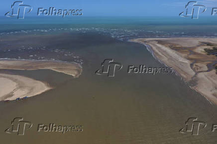 Foz leste do Rio Parnaba, divisa de estados  direita Pedra do Sal no Piau e  esquerda Ilha dos Poldros no Maranho