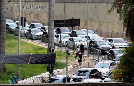 Motoristas enfrentam lentido no acesso para a rodoviria do Tiet