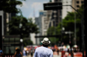 Pedestres enfrentam altas temperaturas neste domingo