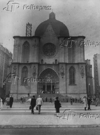 1956A Catedral de So Paulo, na praa