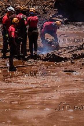 Bombeiros buscam corpos na lama em Brumadinho 