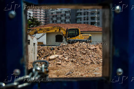 Terreno com casas demolidas na rua Joo Moura, em So Paulo