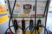 Mesmo aps corte, gasolina segue mais cara no Brasil do que no exterior