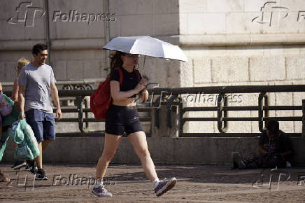 Pedestres enfrentam tarde quente no centro de So Paulo 