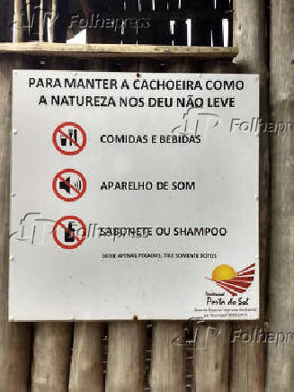 Placa informativa sobre as regras e proibies na cachoeira Porta do Sol