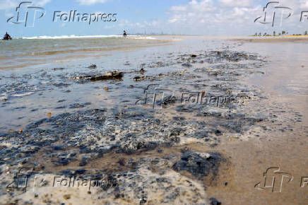 Folhapress - Fotos - Resíduos de óleo na praia de Santa Rita, em Natal (RN)