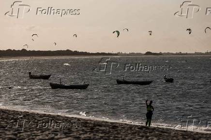 Praticante de kitesurfe aproveita fim de tarde em Barra Grande (PI)
