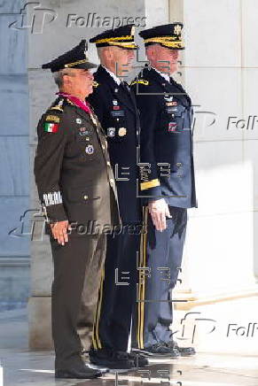 Chief of Staff of Mexican Army lays wreath at the Tomb of the Unknown Soldier in Arlington