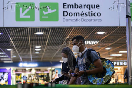 Passageiros usam mscara no aeroporto de Braslia (DF)