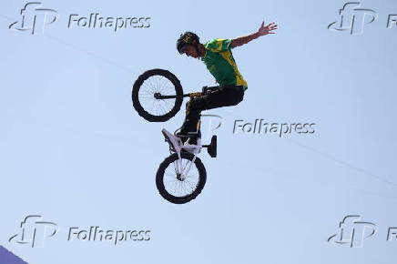 Gustavo Bala Loka compete na final do BMX freestyle