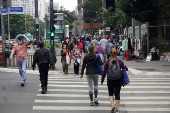 Pedestres enfrentam tarde gelada na Paulista