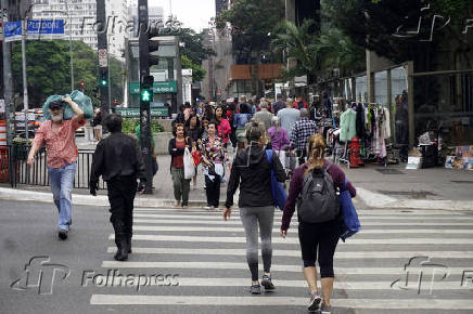 Pedestres enfrentam tarde gelada na Paulista