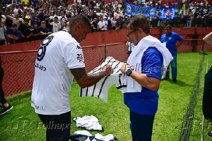 Jogador Paulinho, interage com a torcida corinthiana em seu jogo despedida, no Canind