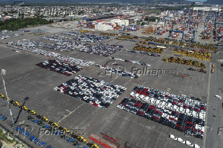 Vista area do TEV, terminal de importao e exportao de veculos e ao fundo o Tecon Santos