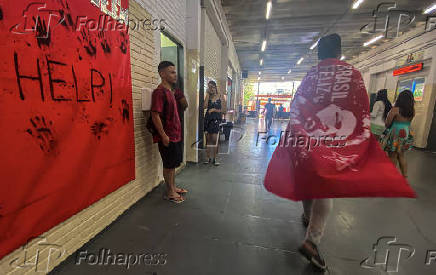 Eleitores na Escola Estadual Joiti Hirata na zona sul de SP