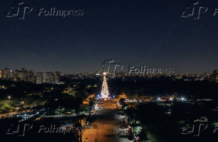 Folhapress - Fotos - Árvore de Natal do Parque Villa-Lobos