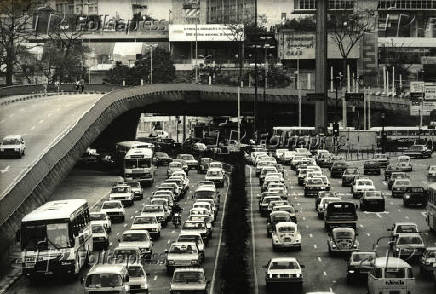 Trnsito intenso de veculos na avenida 23 de Maio, em 1986, em So Paulo (SP)