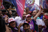 Guilherme Boulos durante campanha na zona sul de SP