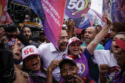 Guilherme Boulos durante campanha na zona sul de SP