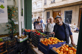 Vecinos de Catarroja recogen fruta y verdura gratis de un punto de reparto del World Central Kitchen situado en Catarroja (Valencia)