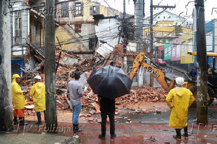 Casas desabam devido  chuva em Salvador