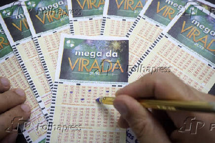 Apostador preenche volante da Mega-Sena da Virada