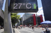 Pedestres enfrentam calor intenso na Avenida Paulista