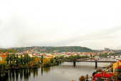 Cidade cortada pelo rio Vltava vista a