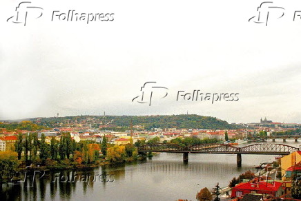 Cidade cortada pelo rio Vltava vista a