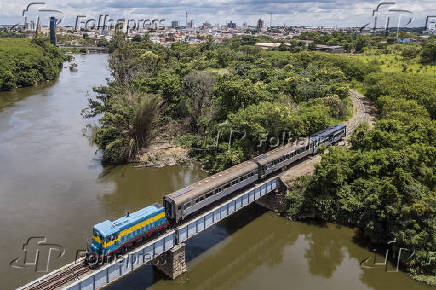 Trem Republicano cruza o rio Tiet no trajeto entre as cidades de Salto e Itu